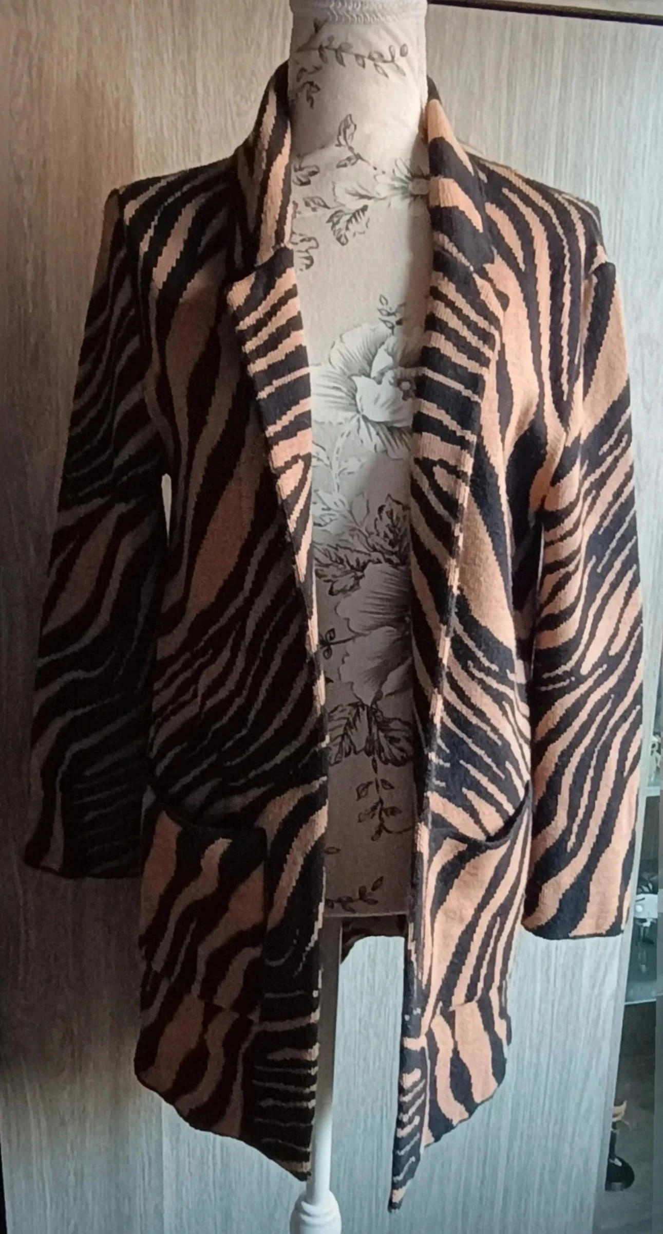 Escorpion vest, gilet, cardigan. Met zebra print (beige/zwart). Maat S-M